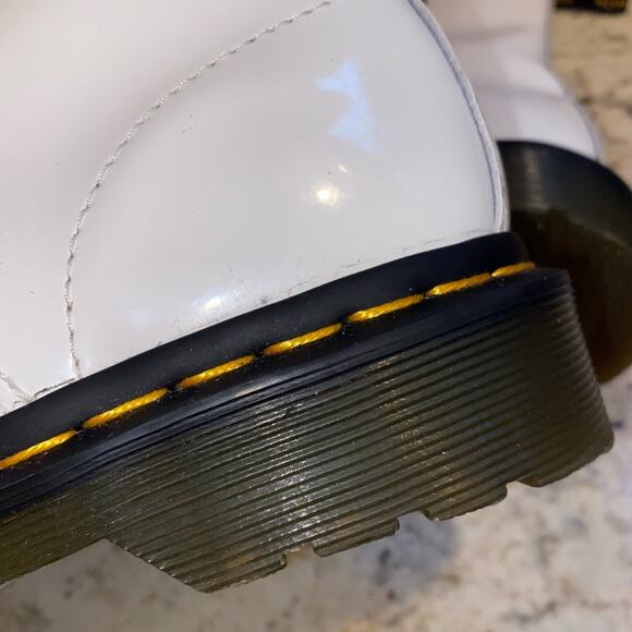 Doc Dr Martens $150 11821 White Gloss Leather Boots 8 Eyelet US Women’s 7 - Picture 12 of 15